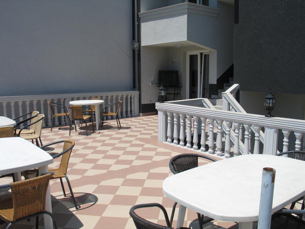 Guest House Dena Dobra Voda Bagian luar foto