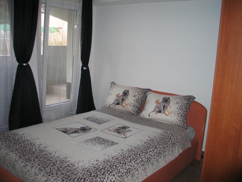Guest House Dena Dobra Voda Bagian luar foto
