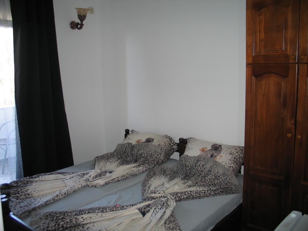 Guest House Dena Dobra Voda Bagian luar foto
